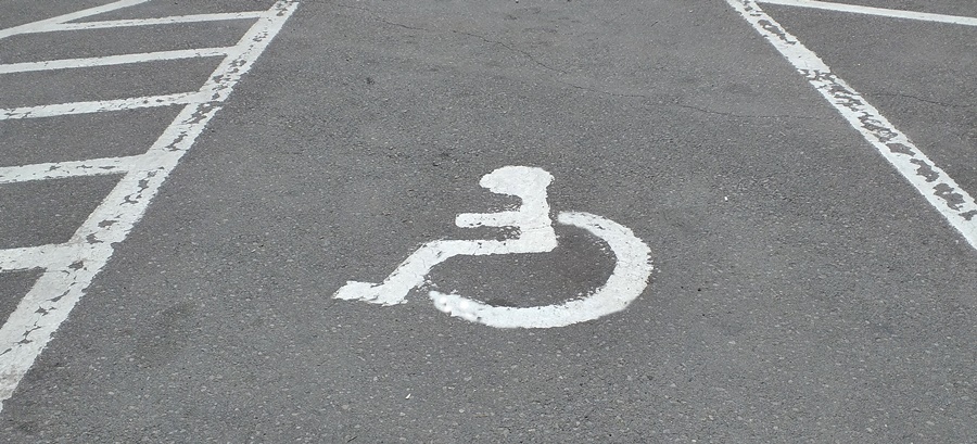 locurile de parcare adaptate, rezervate si semnalizate prin semn international pentru persoane cu handicap
