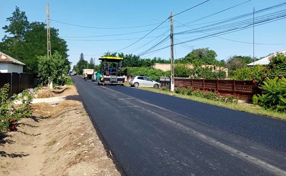 Se lucrează la refacerea infrastructurii rutiere în zona&nbsp;Râmnicelu