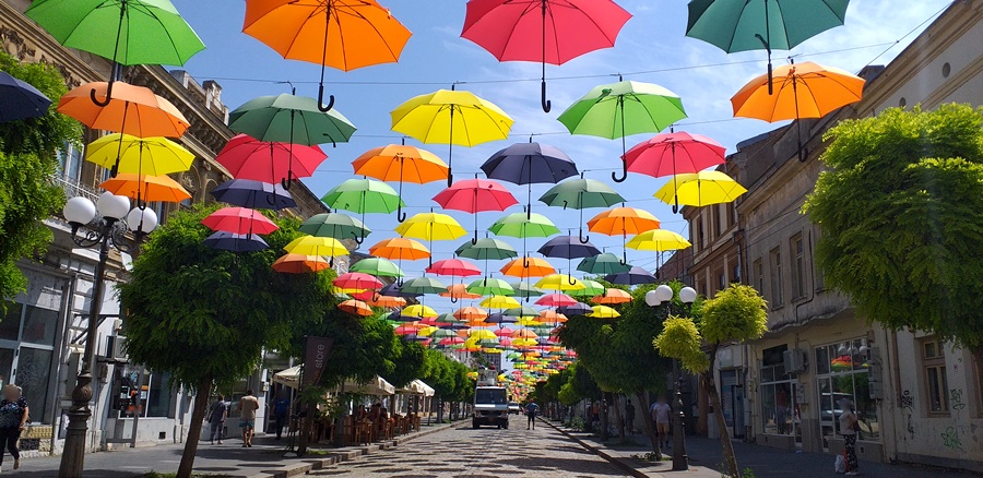 Umbreluțe, culoare și aer cosmopolit pe Strada „M.&nbsp;Eminescu”