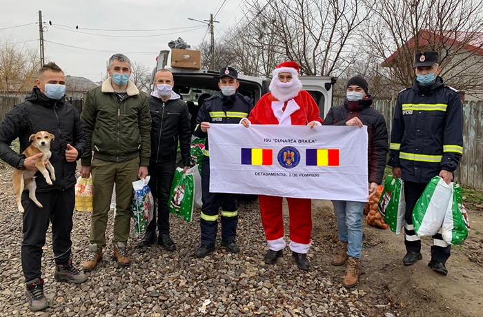 Ajutoarele Moșului, de la ISU Dunărea Brăila, au adus magia Crăciunului în casele unor familii din&nbsp;Chișcani
