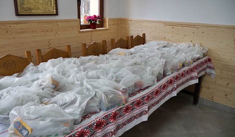 Daruri pentru Maternitatea ”Buna Vestire” din Galați și pentru vârstnici nevoiaşi, oferite de preoți și voluntari&nbsp;parohiali