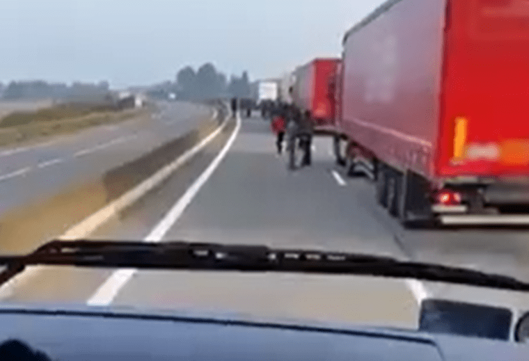 Eroii șoselelor. Șofer de tir din Belarus, salvat de la un sfârșit tragic de un șofer&nbsp;brăilean