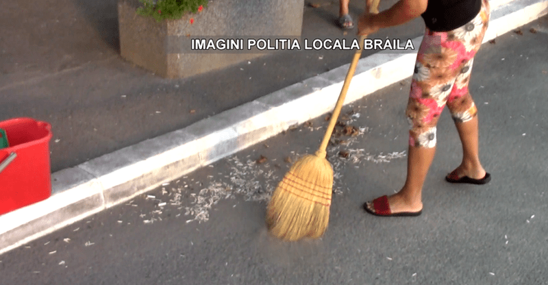Brăileni amendați și puși, de polițiștii locali, să măture cojile de semințe aruncate pe&nbsp;stradă