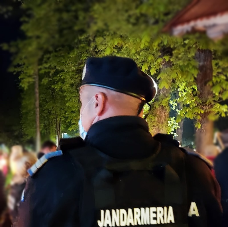 Un bărbat înarmat cu un cuțit tip baionetă, ce „dirija” traficul într-o intersecție, imobilizat de un jandarm aflat în drum spre&nbsp;serviciu