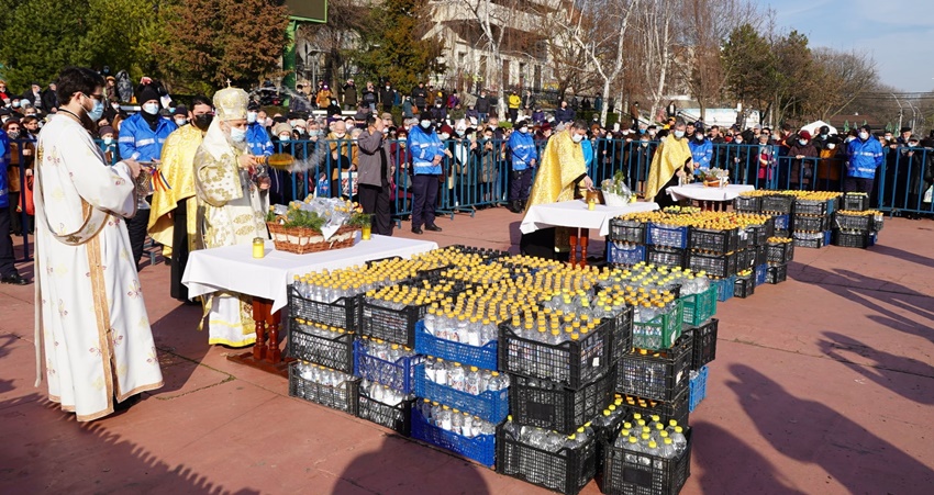 De Bobotează, evenimente de mare amploare spirituală. Sfânta cruce a fost recuperată din apele reci ale Dunării de brăileanul Răzvan&nbsp;Rahel