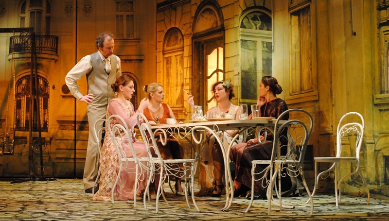 Sâmbătă, din nou, la teatru. Invitație la spectacolul „Gaițele”, de Al. Kirițescu, în regia lui Radu&nbsp;Nichifor