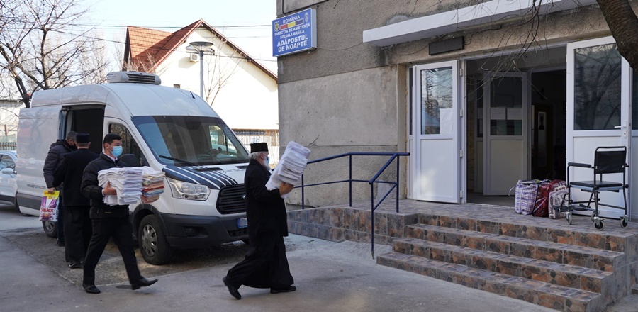 Parohia ”Sfinţii Arhangheli Mihail şi Gavriil” a oferit daruri unor persoane nevoiaşe din&nbsp;Brăila
