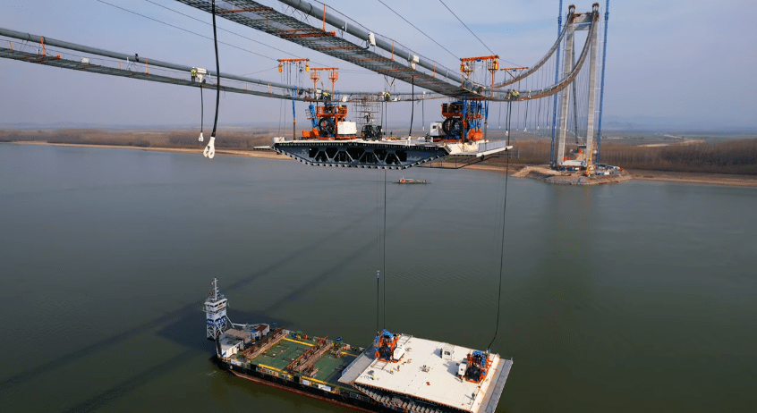 „Au fost montate primele două segmente ale tablierului din zona centrală a Podului suspendat de la&nbsp;Brăila!”
