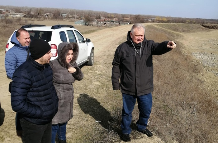 Prefectul Timofei a verificat astăzi stadiul lucrărilor la șantierul digului, de pe malul drept al râului Siret, din dreptul satului Corbu&nbsp;Vechi