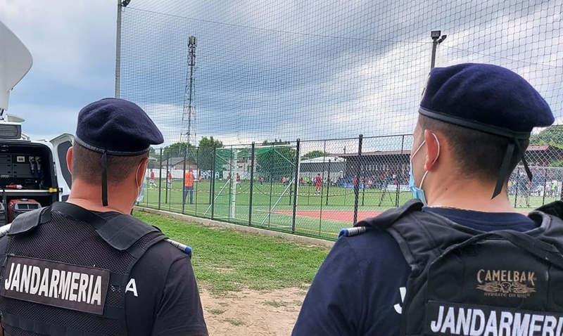 Două petarde și o fumigenă, descoperite de jandarmi la un spectator, la meciul de fotbal de la&nbsp;Făurei!