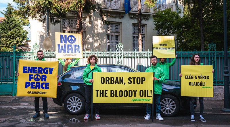 Activiștii Greenpeace au protestat la Ambasada Ungariei, transmițându-i un mesaj șefului guvernului de la&nbsp;Budapesta!