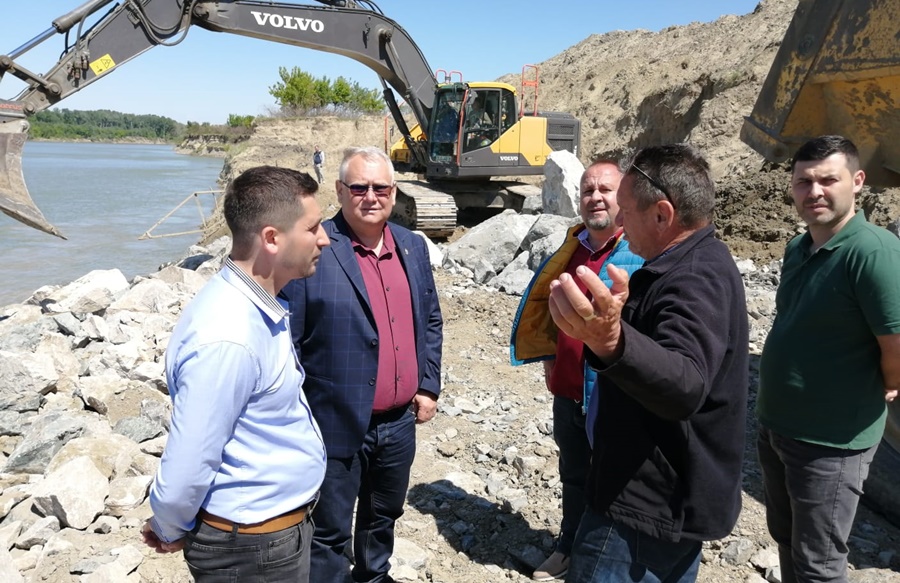 Prefectul Iulian Timofei a verificat, astăzi, împreună cu primarul Ionuț Daniel Postolache stadiul lucrărilor pe șantierul digului de la&nbsp;Măxineni