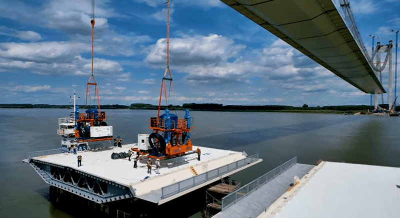 Lucrările avansează pe șantierul Podului Suspendat de la Brăila. Antreprenorul a intensificat mobilizarea pe&nbsp;șantier!