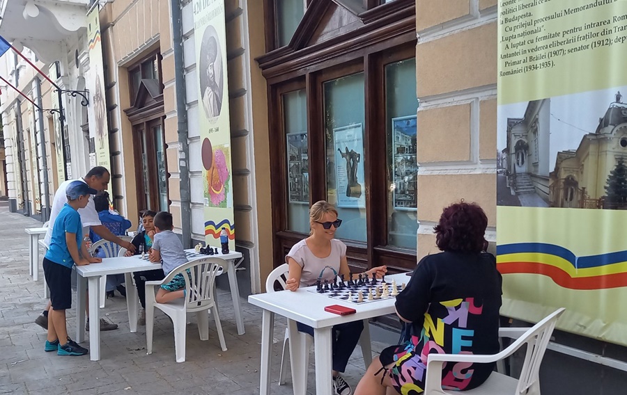 Șah în aer liber pentru amatorii de șah | Simultan 1 versus&nbsp;64