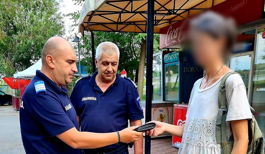 De două ori norocoasă | Un portofel pierdut în Stațiunea Lacu Sărat, returnat proprietarei de un echipaj de&nbsp;jandarmi