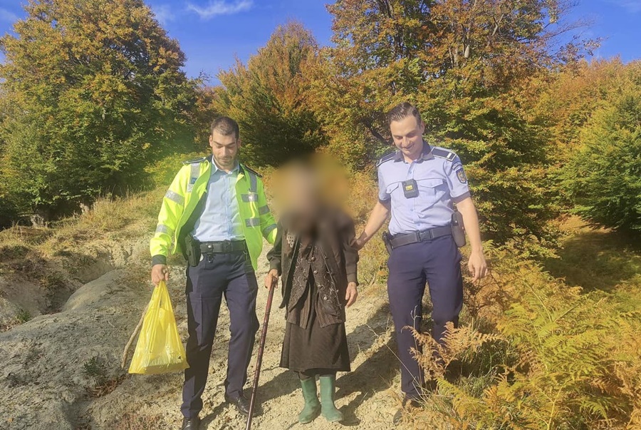 Femeie, rătăcită în pădure, salvată de un operator call-center, care i-a apelat numărul de telefon aleatoriu, și de doi polițiști trimiși în&nbsp;misiune