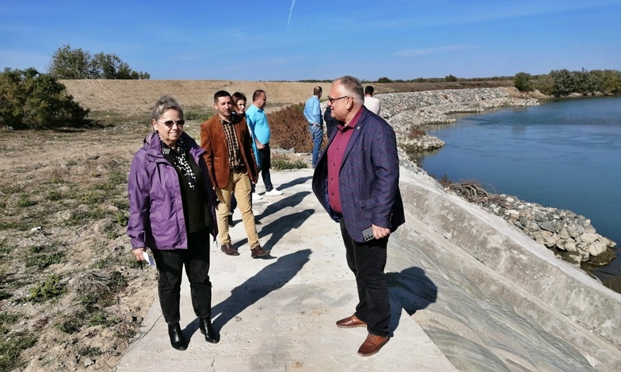 Vizita autorităților la șantierul din dreptul localității Corbu Vechi | Stadiul fizic de execuție a lucrărilor de consolidare a digului pe râul Siret, la Măxineni, este de&nbsp;95%