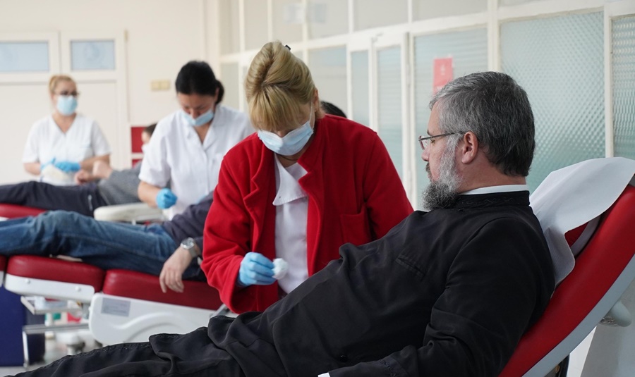Acţiune de solidaritate a preoţilor şi credincioşilor brăileni | 70 de preoţi au donat sânge pentru a veni în sprijinul celor aflaţi în&nbsp;suferinţă
