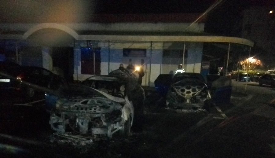 Incendiu cu autor neidentificat, stins de pompierii brăileni în noaptea trecută | Mai multe autoturisme&nbsp;avariate
