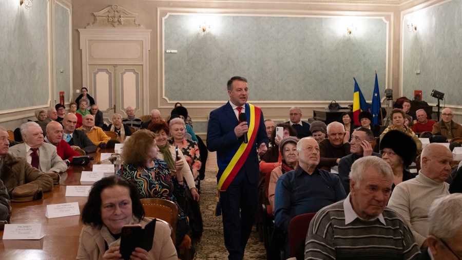 100 de familii au fost apreciate și răsplătite pentru împlinirea a 50 de ani de căsnicie | “Lecțiile de caracter și trăinicie trebuie respectate și transformate în repere ale comunității&nbsp;locale”