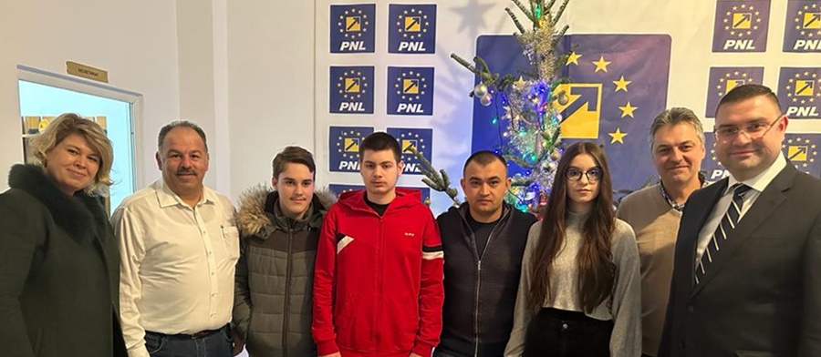 “Coroniţa premianţilor din sacul lui Moş Crăciun”, 2 elevi olimpici au fost premiați de liberalii&nbsp;brăileni
