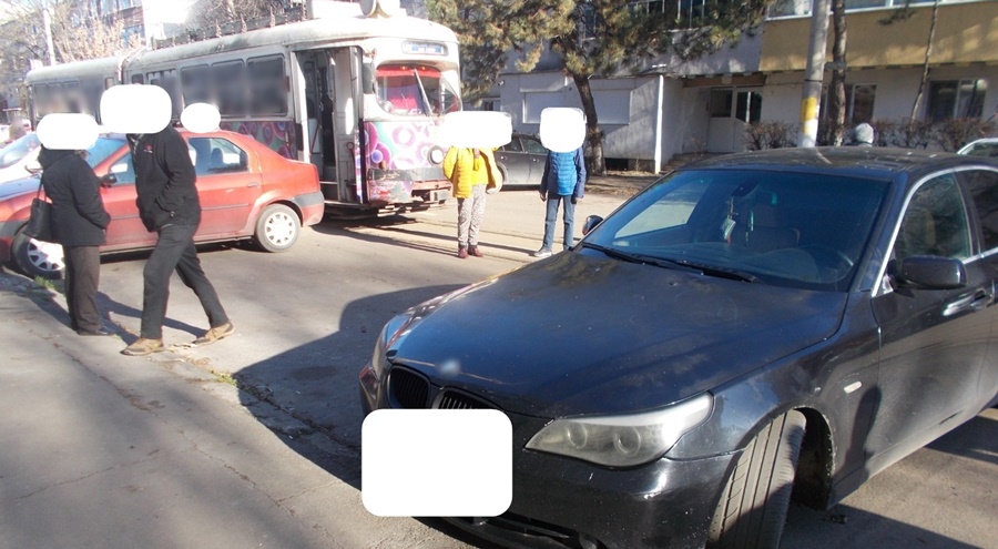 Extensii de gene cu bucluc | 580 lei amendă pentru parcarea în grabă a unui autoturism, aproape de linia de tramvai, blocând circulația pe calea de&nbsp;rulare