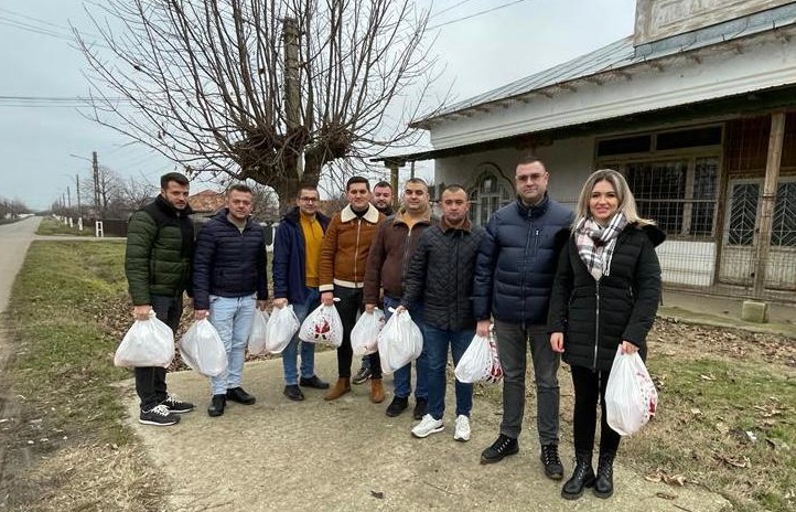 Daruri de sărbători | Peste 300 de copii din comuna Dudești au primit cadouri de la tinerii liberali&nbsp;brăileni