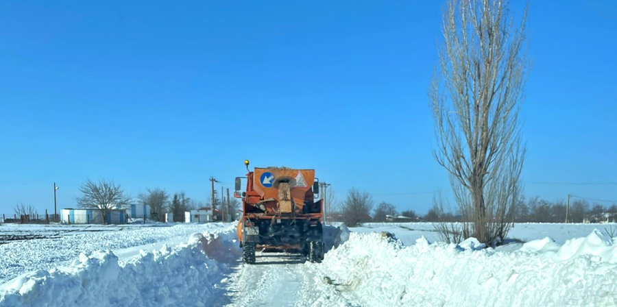 Astăzi, s-a acționat intens, cu 16 utilaje, pentru lărgirea căii de rulare pe mai multe tronsoane de drumuri&nbsp;județene