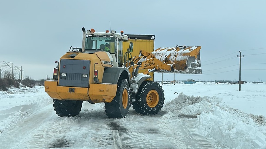 Se lucrează intens la reluarea traficului pe drumurile județelor Brăila și Galați | Misiune grea pentru drumarii din cele două&nbsp;județe