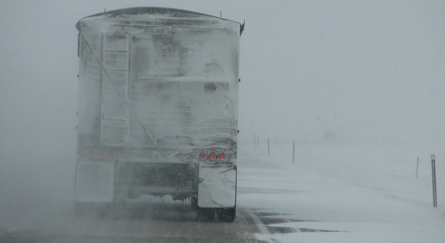 Viscolul continuă să facă ravagii pe drumurile județene și naționale! | Se intervine în forță pentru îndepărtarea blocajelor cauzate de zăpadă&nbsp;abundentă