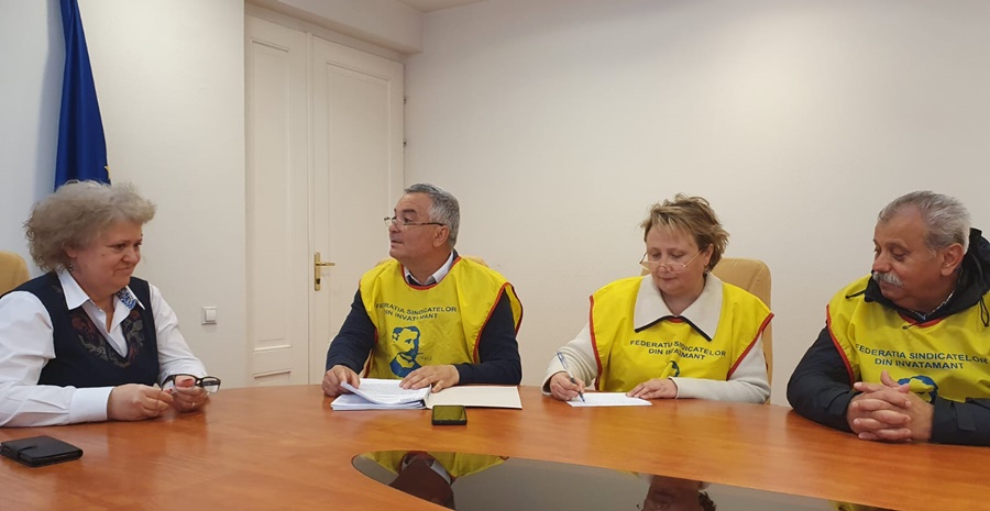 Aproximativ 100 de persoane din învățământ au pichetat Prefectura&nbsp;Brăila