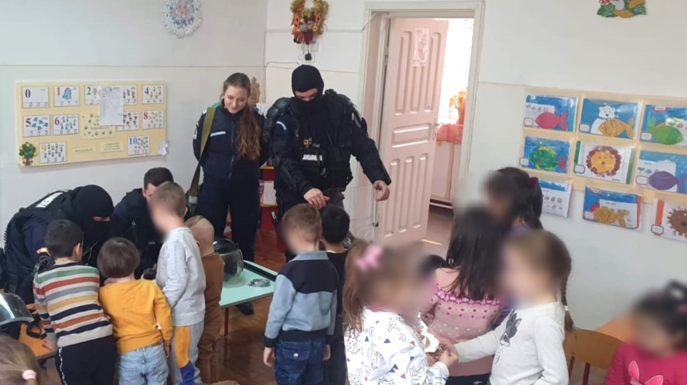 Jandarmii brăileni M.A.I. aproape de preșcolari și&nbsp;elevi
