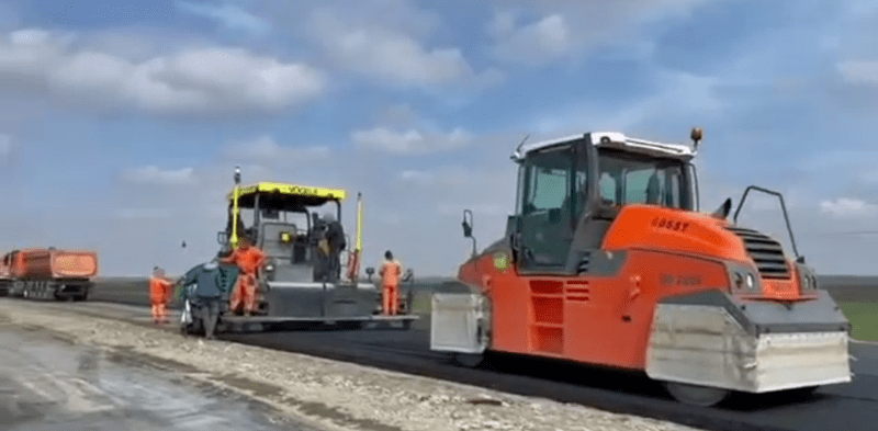 300 metri de asfalt au fost deja așternuți pe Drumul Expres Galați-Brăila | Cristian Pistol: “Lucrările, care au demarat la începutul anului 2022, au ajuns deja la un stadiu fizic de&nbsp;50%”