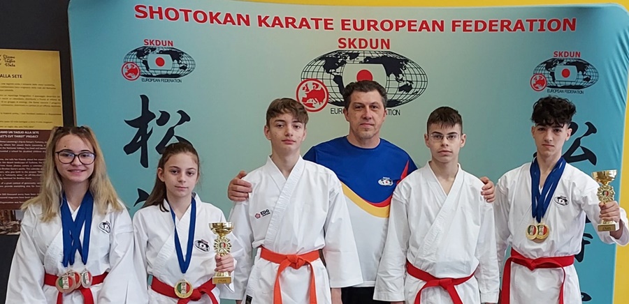 Medalii pentru karatiștii brăileni la Cupa și Campionatul European de Karate Shotokan | Sensei Sebastian Cazan: “Cu toții am vibrat la intonarea imnului de stat, atingând parcă cerul când ridicam cupa victoriei”