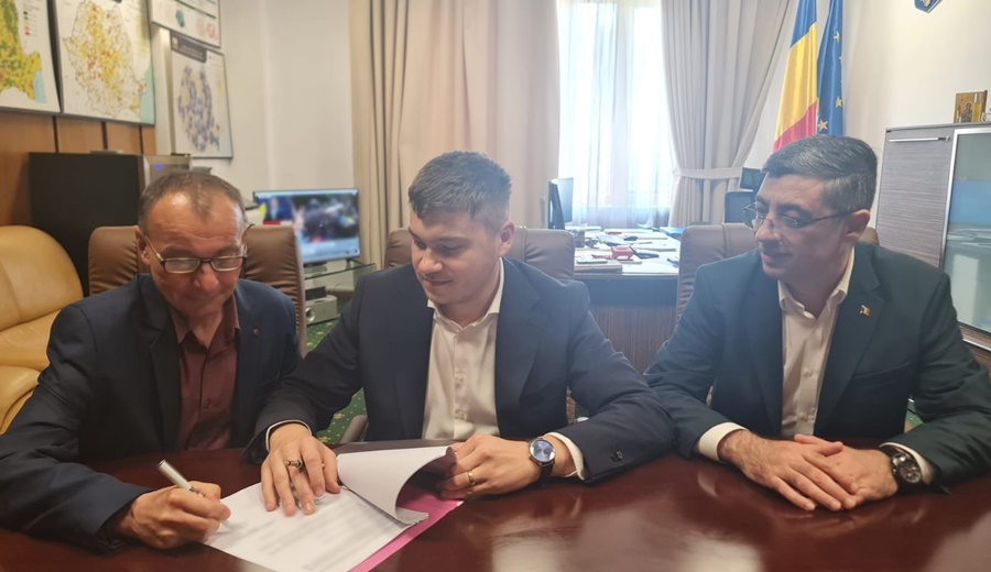 Ionel Voinea, primarul orașului Făurei, a semnat un Contract de finanțare pentru realizarea de trotuare pe străzile din U.A.T. Făurei | 1.307 de contracte semnate în Programul Național de Investiții “Anghel&nbsp;Saligny”