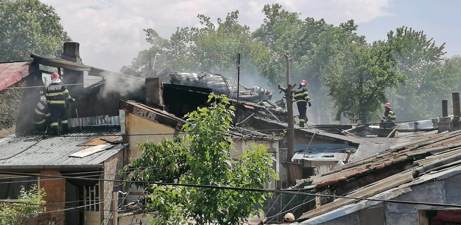 Incendiu în lanț, la mai multe imobile din municipiu | Pompierii au intervenit cu 4 autospeciale de stingere și o ambulanță&nbsp;SMURD