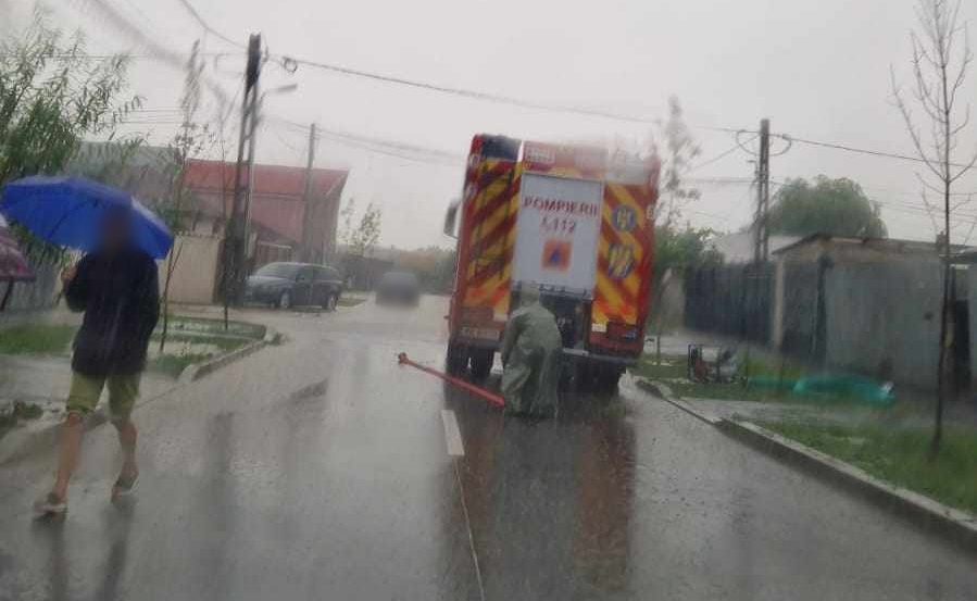 UPDATE | În Municipiul Brăila, pompierii au intervenit cu 4 ASAS și 4 motopompe pentru degajarea apei de pe&nbsp;străzi!