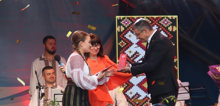 Brăila, capitala muzicii populare | Dan Alexandra Diana, câştigătoarea marelui trofeu al Festivalului “Cântecul de dragoste de-a lungul&nbsp;Dunării”