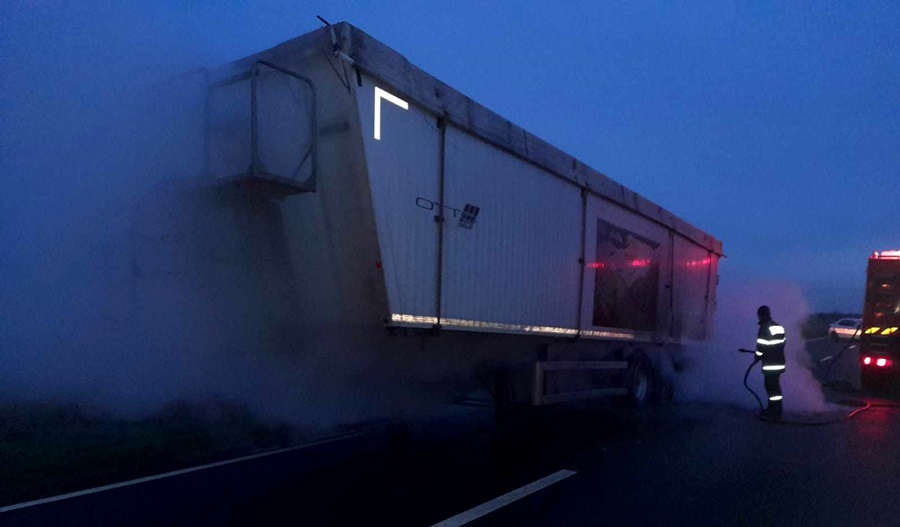 Camion, încărcat cu cereale, a luat foc între localitățile Bărăganul și&nbsp;Însurăței