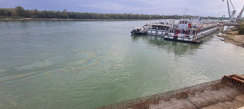 Poluare accidentală cu produse petroliere pe Dunăre | Intervenție promptă a comisarilor Gărzii de&nbsp;Mediu