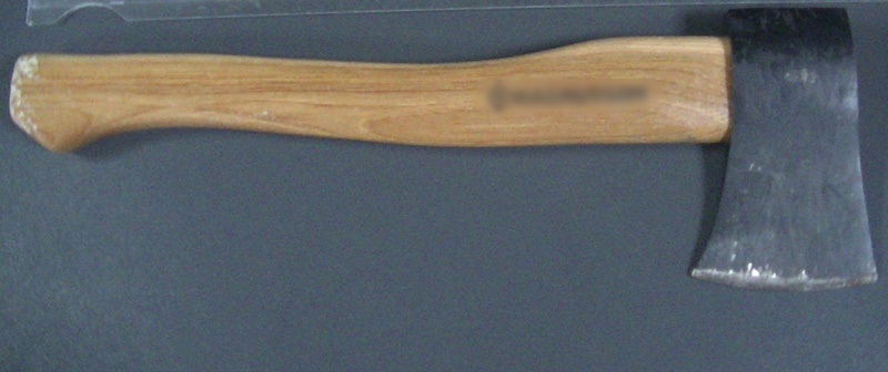 Și-a dat întâlnire cu prietenii pentru a le arăta toporișca, dar au venit&nbsp;jandarmii