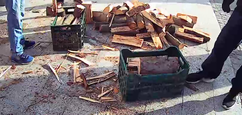 Tăiatul de lemne, pe un trotuar reabilitat cu granit, amendat de polițiștii&nbsp;locali