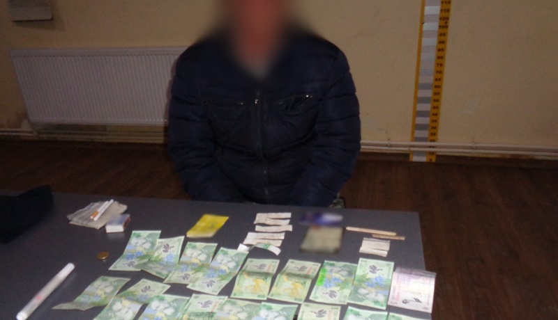 Brăilean surprins de polițiștii locali vânzând bilete de transport, după ce ar fi vandalizat mai multe&nbsp;automate