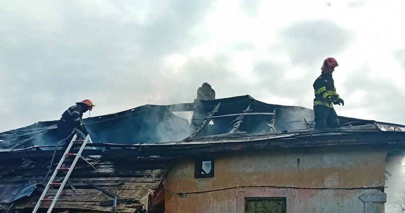 Incendiu în localitatea Galbenu | Sobă lăsată nesupravegheată, cauza probabilă a&nbsp;focului