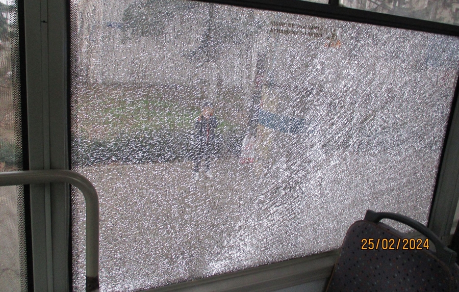 La un pas de a face victime | Un bărbat a aruncat cu o piatră în geamul unui autobuz aflat în&nbsp;stație