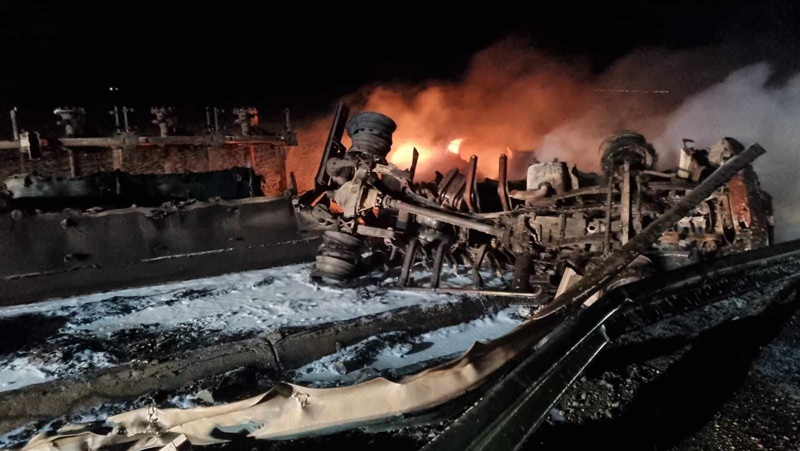 VIDEO | Șofer decedat în cabina unei cisterne răsturnată pe DJ&nbsp;212