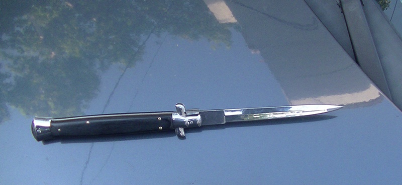 Prins de jandarmi cu cuțitul în buzunar, la un loc de joacă pentru&nbsp;copii