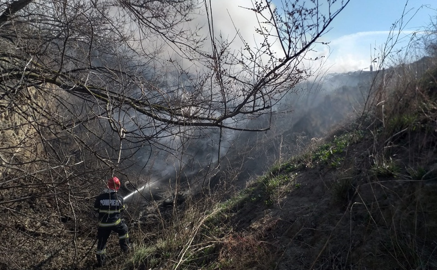 Tot mai multe incendii de vegetație uscată și stuf în Județul Brăila | Atenție, puternice intensificări ale&nbsp;vântului!