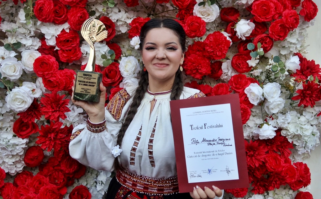 Festivalul Internațional de folclor, “Cântecul de dragoste de-a lungul Dunării”, s-a încheiat | Alexandra-Georgiana Pițu, câştigătoarea marelui&nbsp;trofeu